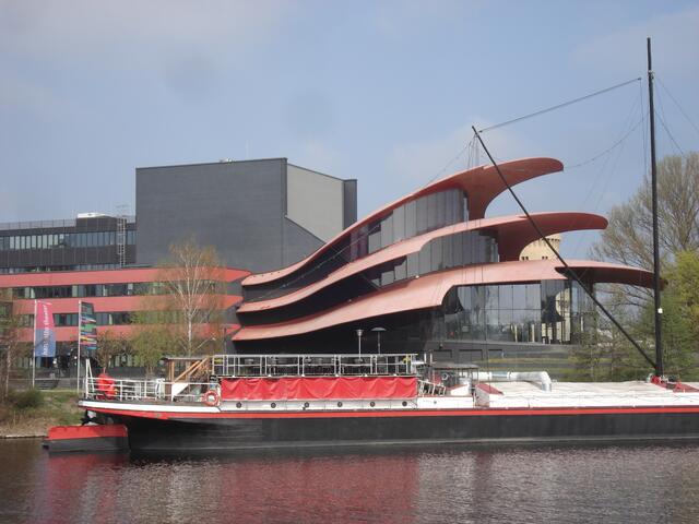 Hans-Otto-Theater mit dem muschelartigen Dach