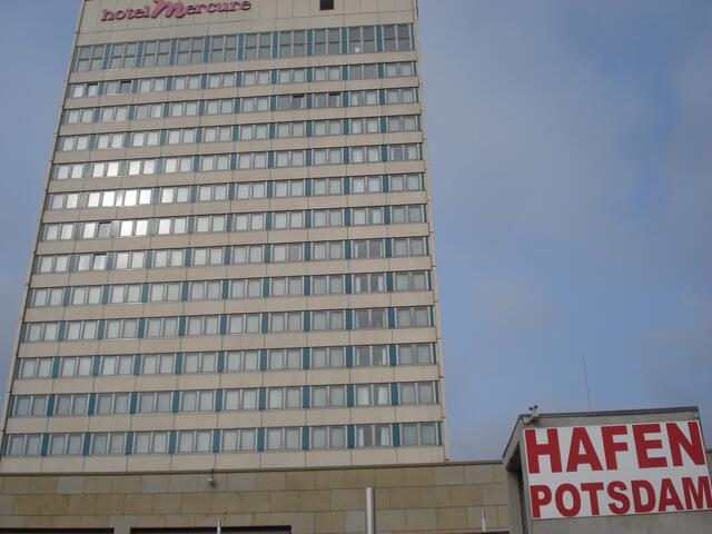 Gleich hinter dem Hotel liegt der Hafen