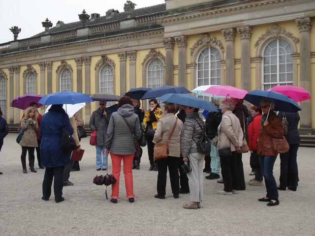 Erste Erklärungen vor dem Schloss