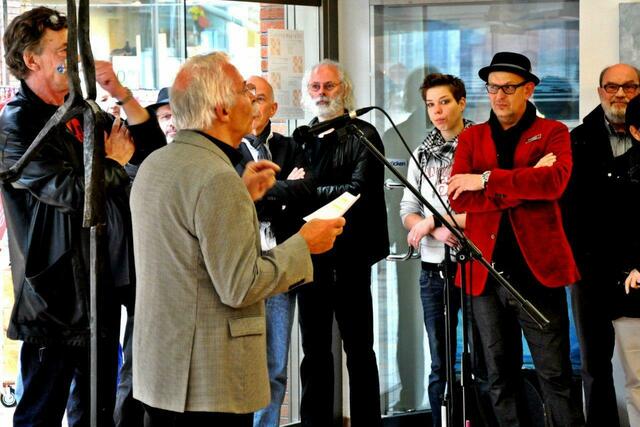 Franz Haug Oberbürgermeister der Stadt Solingen a.d. zu Gast in der Ausstellung "wo men" in der galerie city art (Clemens Galerien Solingen)