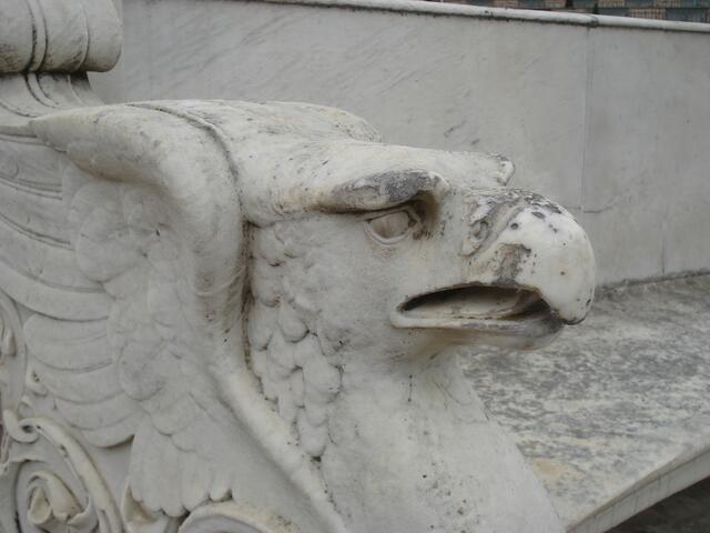 Seitenteil einer Flüsterbank - hier können Gespräche von weit auseinander Sitzenden im Flüsterton geführt werden und man versteht sich trotzdem gut -