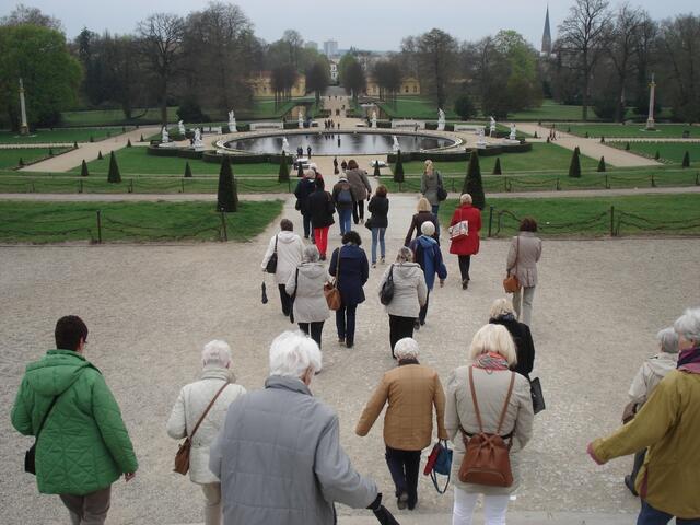 Abstieg vom Schloss zur großen Fontäne (leider noch nicht eingeschaltet)