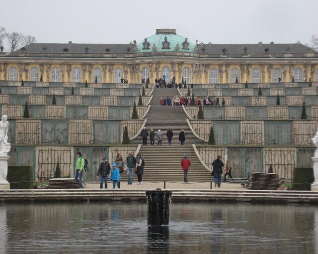 Blick von der Fontäne zum Schloss