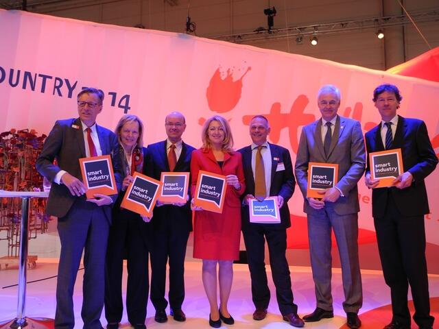 Ineke Dezentjé Hamming-Bluemink (Mitte), Vorsitzende des FME-CWM, dem Unternehmerverband der niederländischen Hightech-Industrie, mit Mitgliedern der "Smart Industry Initiative".