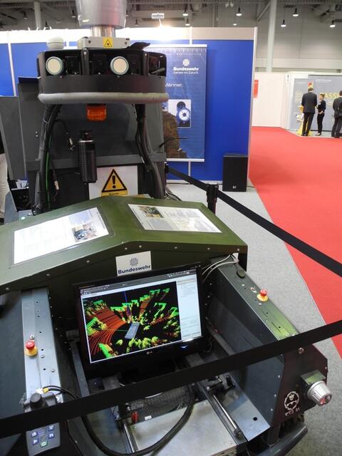 Forschung & Technologie: Auf dem Stand der Bundeswehr präsentiert sich der elektrisch angetriebene, geländegängige Roboter "MUSTANG MK 1A"