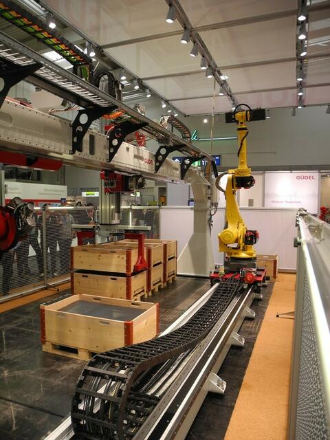 Die Firma Güdel aus Langenthal/Schweiz präsentiert sich auf der HANNOVER MESSE 2014 mit einem Roboter Portal