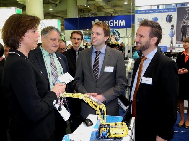 Die Bayerische Staatsministerin für Wirtschaft und Medien, Energie und Technologie und Stellvertretende Ministerpräsidentin Ilse Aigner zu Besuch auf der HANNOVER MESSE 2014