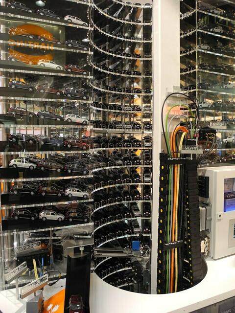 Der Kabelhersteller Lapp Kabel präsentiert sich auf der HANNOVER MESSE 2014 mit einem Modellnachbau des Autoturms aus Wolfsburg