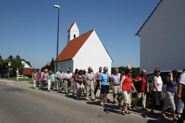An der Kirche St. Ulrich und St. Markus in Schönbach beginnt am 17. Mai eine heimatkundliche Wanderung auf dem 4,6 Kilometer langen Pilgerweg. Start um 15.30 Uhr.