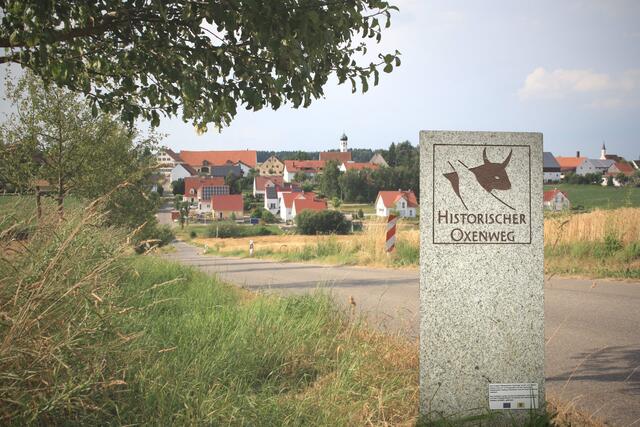 Auf dem Altbaierischen Oxenweg führt führt am 9. Mai eine 7,3 Kilometer lange Wanderung von Harthausen nach St. Afra im Felde. Abmarsch ist um 17 Uhr am Granit-Oxen neben dem Feuerwehrhaus).
