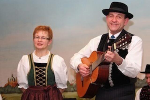 Sigi Bradl und seine Frau Gisela sind der Haberer Zwoagsang. Bradl leitet mehrere der volksmusikalischen Veranstaltungen im Rahmen des Kulturfrühling, so auch am 17. Mai um 19.30 Uhr im Schützenheim in Aichach.