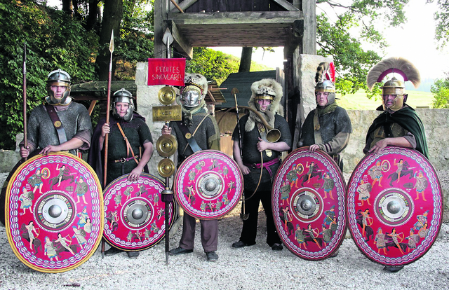 Die Pedites Singulares sind eine historische Gruppe aus Dasing, die römisches Soldatenleben nachahmen. Sie begleiten am 10. Mai ab 13 Uhr die Wanderer, die von der Kirche in Tödtenried ein Stück auf der alten Heerstraße Augsburg-Wels zurücklegen. | Foto: privat