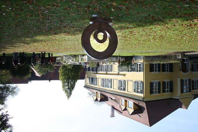 In Schloss Schorn bei Pöttmes findet am 24. Mai ab 15 Uhr ein Bunter Nachmittag mit Blasmusik und Picknick statt.
