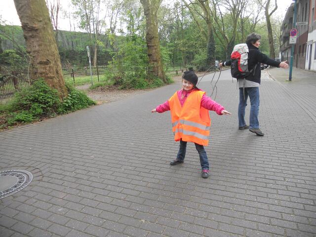 Lara hilf beim Straße sperren