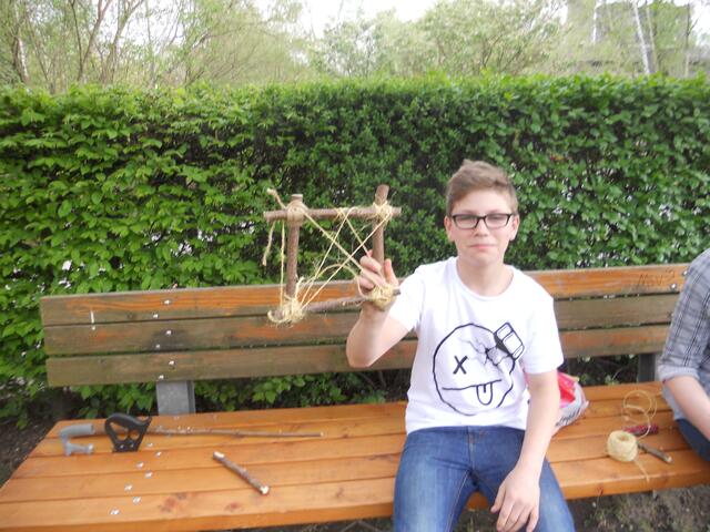 Dustin versucht sich schon an der weiteren Deko