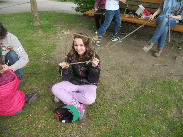 Noch ein Knoten und dann ist Dilara auch fertig