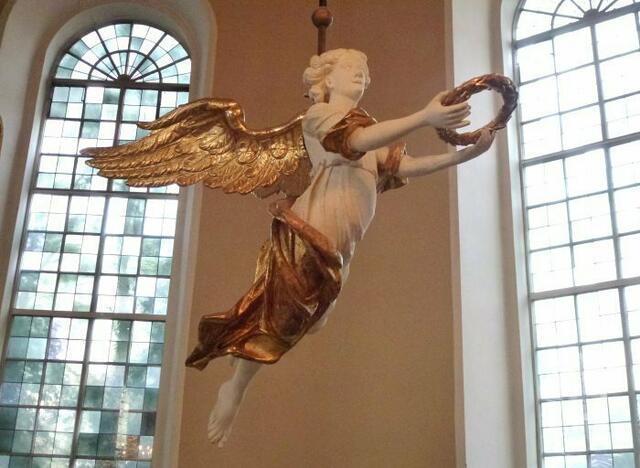 Taufengel in der Christianskirche. Die Kirche hat eine reiche barocke Innenausstattung. | Foto: Kirsten Mauss