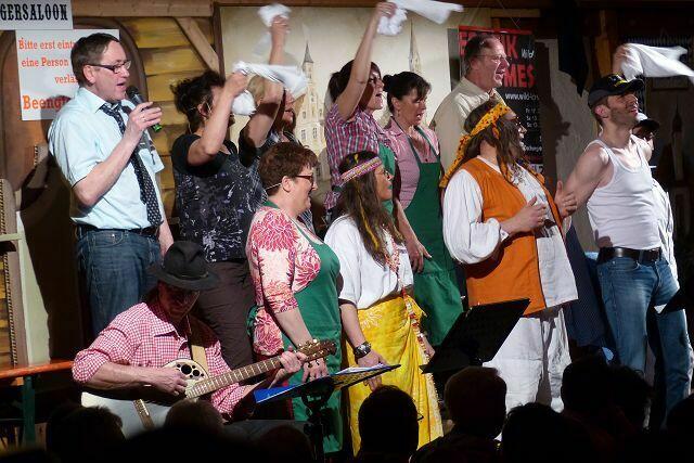 Stress, Streit und beengte Räume brachten (ehemal.) Stadtrat Stiglmeier zum Schwitzen ....deshalb.. "---> Da trage ich Schießer.....!" singen alle zur Melodie "An Tagen wie diese ...."
