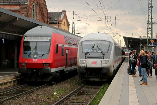 MHE nach Dillenburg und IC in Gießen (13.04.2014 15:35)