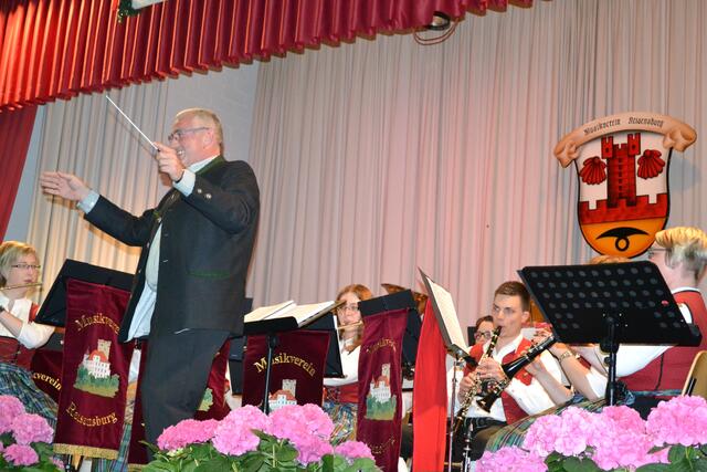 Ehrengast Ferdinand Munk durfte den Radetzkymarsch dirigieren. Er spendete dem Reisensburger Musikverein den Verkaufserlös der neuen Reisensburger Chronik. | Foto: Helmut Werdich
