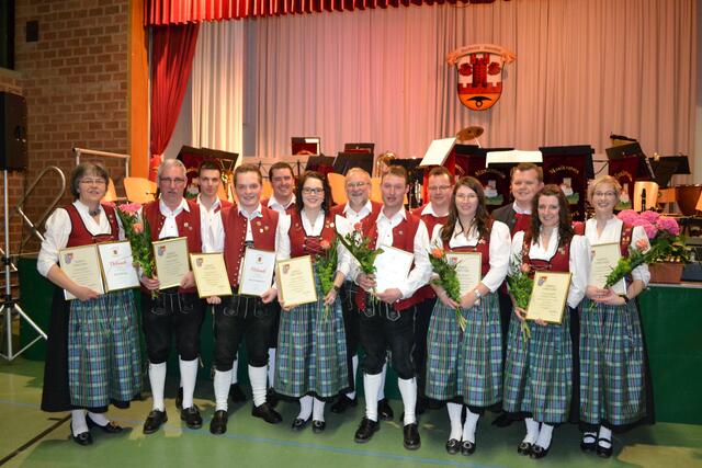 Von links: Karin Briegel (10 Jahre), Hans Kempter (40 Jahre), Mario Kempter (15 Jahre), Martin Simnacher (15 Jahre), Daniel Schmid (20 Jahre), Susanne Mader (15 Jahre), Wolfgang Hödl (1. Vorsitzender), Peter Wiedemann (10 Jahre), Gerhard Kratzer (Dirigent), Julia Demharter (15 Jahre), Michael Fritz (ASM), Anja Wiest (15 Jahre), Verena Hödl (15 Jahre). | Foto: Helmut Werdich