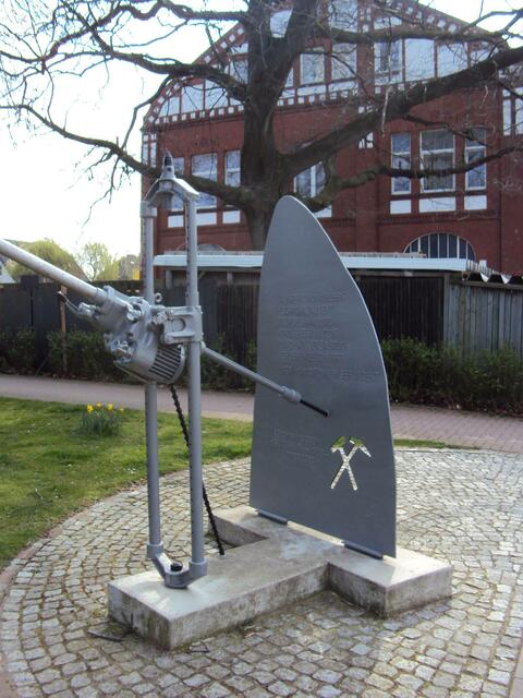 Eine Säulendrehbohrmaschine symbolisiert in Ronnenberg die Arbeit der damaligen Bergleute.