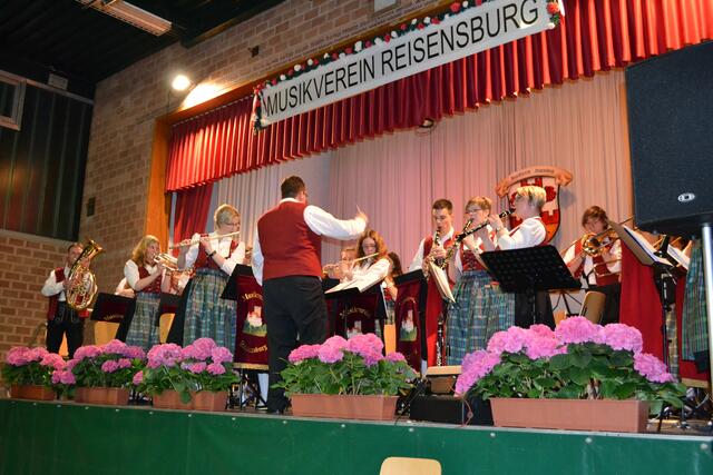 Auf diese Zugabe warten die Reisensburger Konzertbesucher immer: Meinem Reisensburg die Treue! | Foto: Helmut Werdich