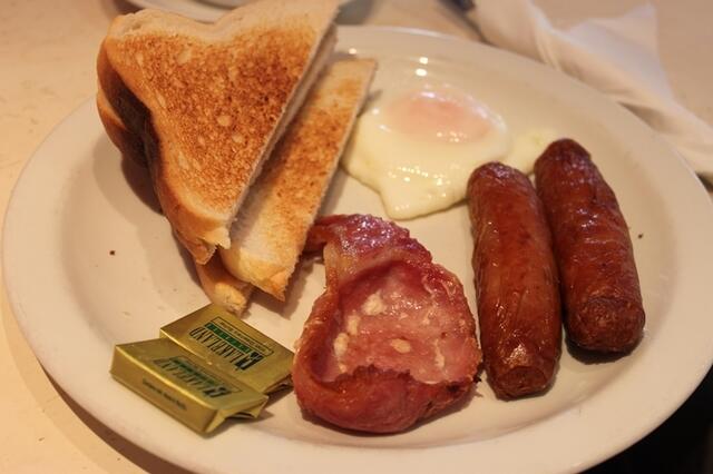 Meine Freundin wollte unbedingt ein irisches Frühstück probieren. Das hier ist allerdings nur das "Half Irish Breakfast". Das Ganze beinhaltet dann noch mehr Fleisch: Black Pudding und White Pudding.