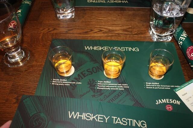 Links ein schottischer, mittig ein irischer und rechts ein amerikanischer Whiskey.