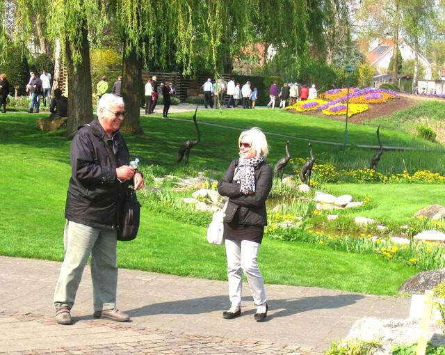 Wenn " Schmetterlinge "  fliegen !                               Im Hintergrund ein herrlicher gepflanzter Blumenschmetterling