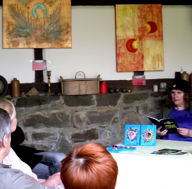 Lesung aus dem Kinderkrimi unter Kunstwerken von Beate-Maria Schwarz            ©Elisabeth van Langen