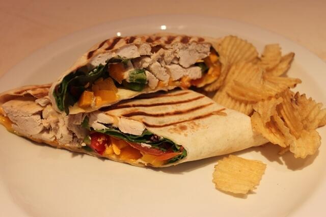Ein Wrap ... lecker! (In Irland typisch serviert mit Chips)