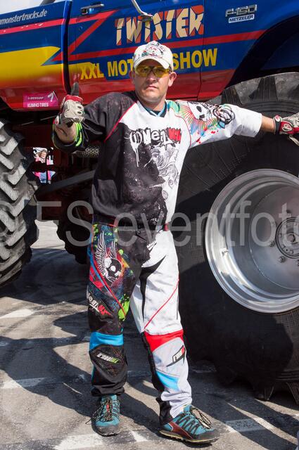 Monstertrucks - Familie René Stey zeigt große Stuntshow in Friedberg. Im Bild: Armando Stey