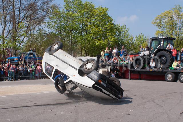 Monstertrucks - Familie René Stey zeigt große Stuntshow in Friedberg