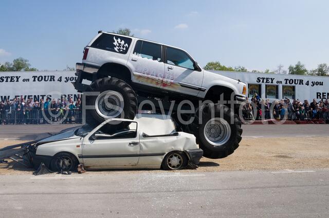 Monstertrucks - Familie René Stey zeigt große Stuntshow in Friedberg