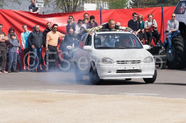 Monstertrucks - Familie René Stey zeigt große Stuntshow in Friedberg. Auf dem Autodach: Stuntman Weltmeister Steven Morris
