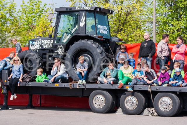 Monstertrucks - Familie René Stey zeigt große Stuntshow in Friedberg - Ganz nah dran waren manche Zuschauer