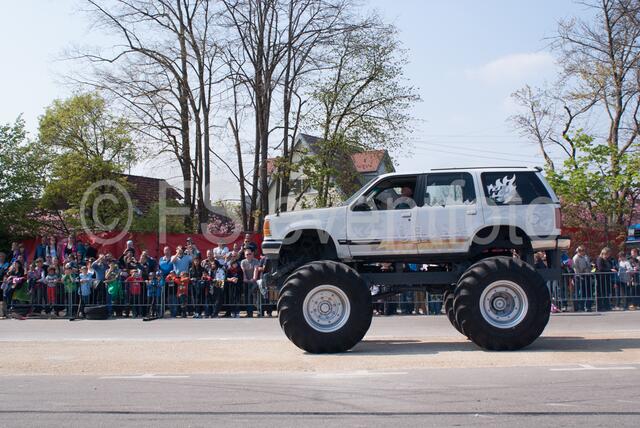 Monstertrucks - Familie René Stey zeigt große Stuntshow in Friedberg