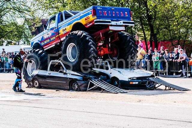 Monstertrucks - Familie René Stey zeigt große Stuntshow in Friedberg