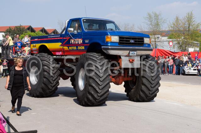 Monstertrucks - Familie René Stey zeigt große Stuntshow in Friedberg