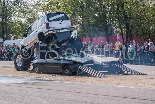 Monstertrucks - Familie René Stey zeigt große Stuntshow in Friedberg