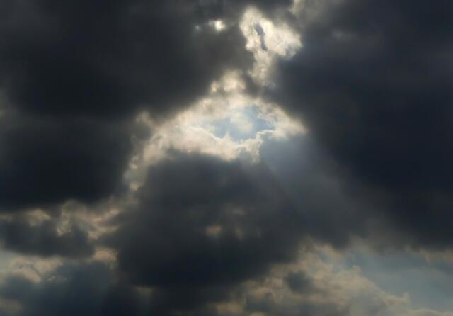 Die Sonne strahlt durch ein "Himmelsauge" im sehr wechselhaften Aprilhimmel!