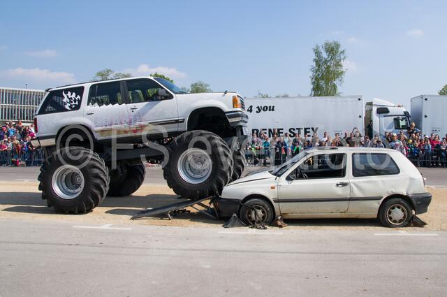 Monstertrucks - Familie René Stey zeigt große Stuntshow in Friedberg
