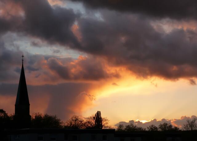 Ein denkwürdiger Sonnenuntergang im April 2014! Abschied von einem besonderen An/Ausblick. Nur noch wenige Male werde ich ihn wahrnehmen können! Mit vielen Erinnerungen verknüpft...