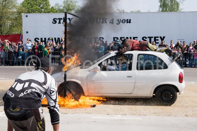 Monstertrucks - Familie René Stey zeigt große Stuntshow in Friedberg. Auf dem Autodach: Stuntman Weltmeister Steven Morris