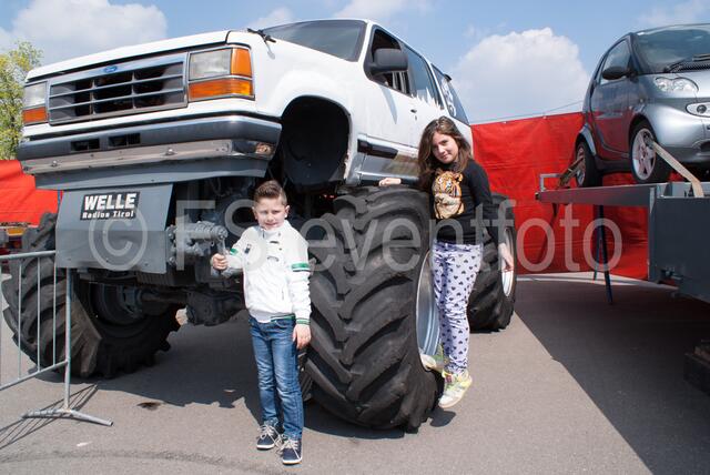 Monstertrucks - Familie René Stey zeigt große Stuntshow in Friedberg - Größenverhältnisse