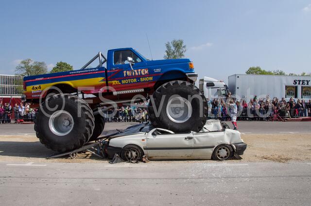 Monstertrucks - Familie René Stey zeigt große Stuntshow in Friedberg