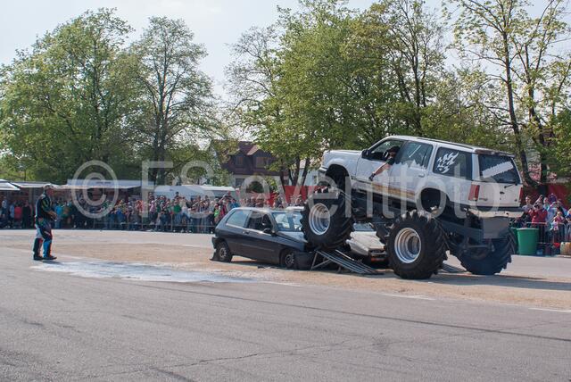 Monstertrucks - Familie René Stey zeigt große Stuntshow in Friedberg