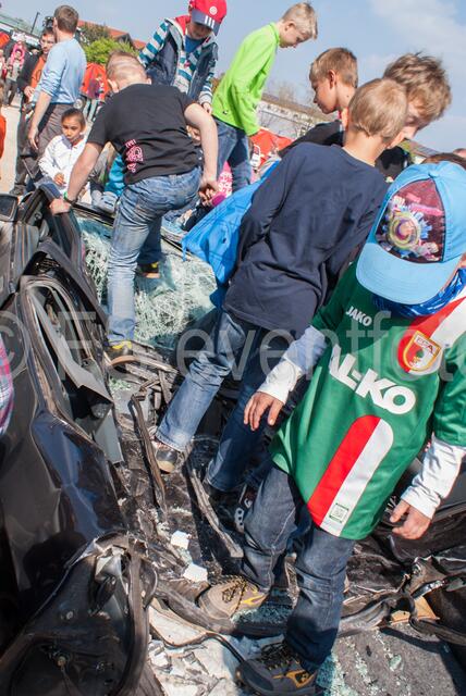 Monstertrucks - Familie René Stey zeigt große Stuntshow in Friedberg - Schrott-Erkundung durch die jungen Zuschauer