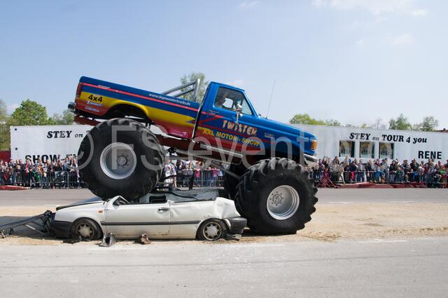 Monstertrucks - Familie René Stey zeigt große Stuntshow in Friedberg